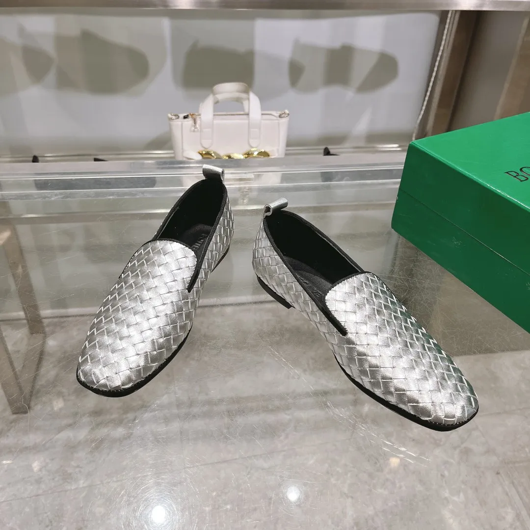 [BV] Top P: 760💰Size for couples: 35-44 (Female 40, Male 38 45, custom-made and non-returnable) (Bottega Veneta) Genuine leather outsole classic woven beanie shoes, two-wear heel set Blessed are the little feet👣👣Comfortable casual shoes that can be worn all year round, made of imported first-layer sheepskin➕fine-quality sheepskin leather, imported sheepskin lining, luxury genuine leather outsole [rose][rose], Bottega Veneta is an Italian luxury brand. Made using traditional Italian leather craftsmanship. .